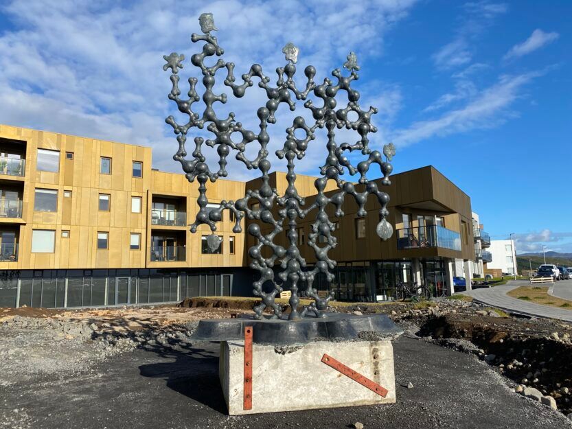 Táknatréð flutt á nýjan stað - Garðabær
