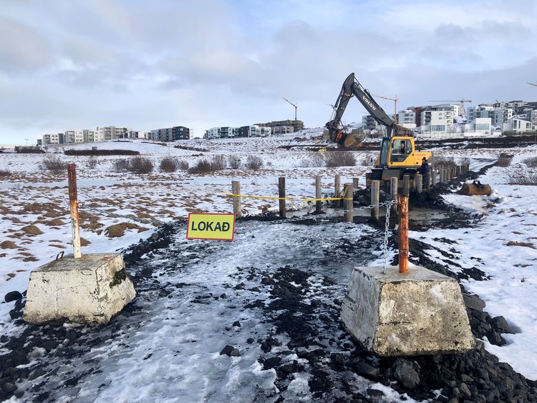 Dráttarbílar voru að byrja á að keyra efni af svæðinu þannig að smíðaverktakarnir geti farið að byrja á brúnni. Smíðaverktakarnir byrja líklegast eftir helgi á brúnni.