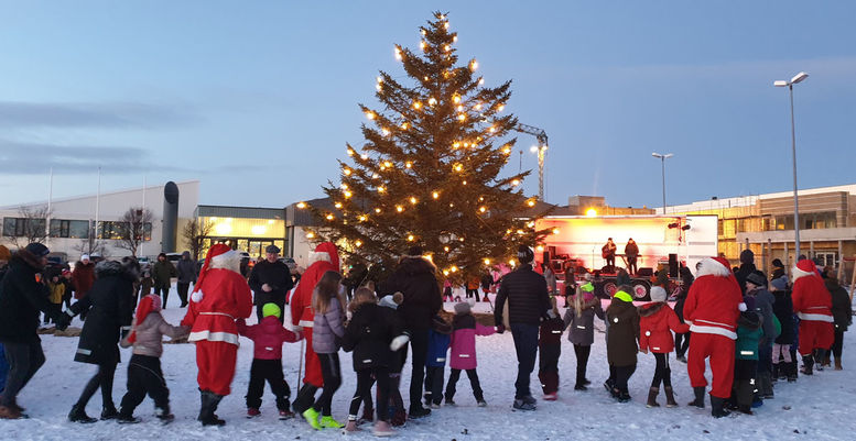 Ljósin tendruð á jólatrénu á Álftanesi