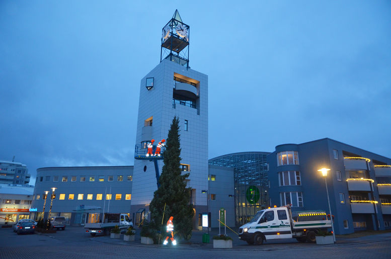 Jólatréð sett upp á Garðatorgi