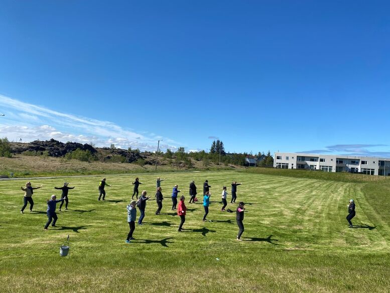 Qigong í Bæjargarðinum í Garðabæ