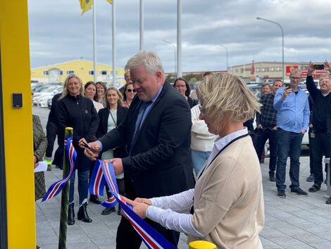 Klippt á borða við nýju höfuðstöðvar Vegagerðarinnar í Garðabæ