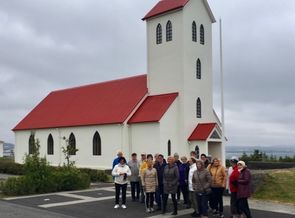 Gönguhópurinn Sjáland við Garðakirkju