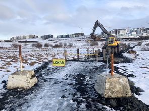 Dráttarbílar voru að byrja á að keyra efni af svæðinu þannig að smíðaverktakarnir geti farið að byrja á brúnni. Smíðaverktakarnir byrja líklegast eftir helgi á brúnni.