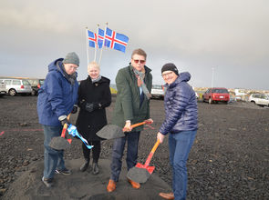 yrsta skóflustungan tekin að nýjum búsetukjarna fyrir fatlað fólk við Unnargrund í Garðabæ.